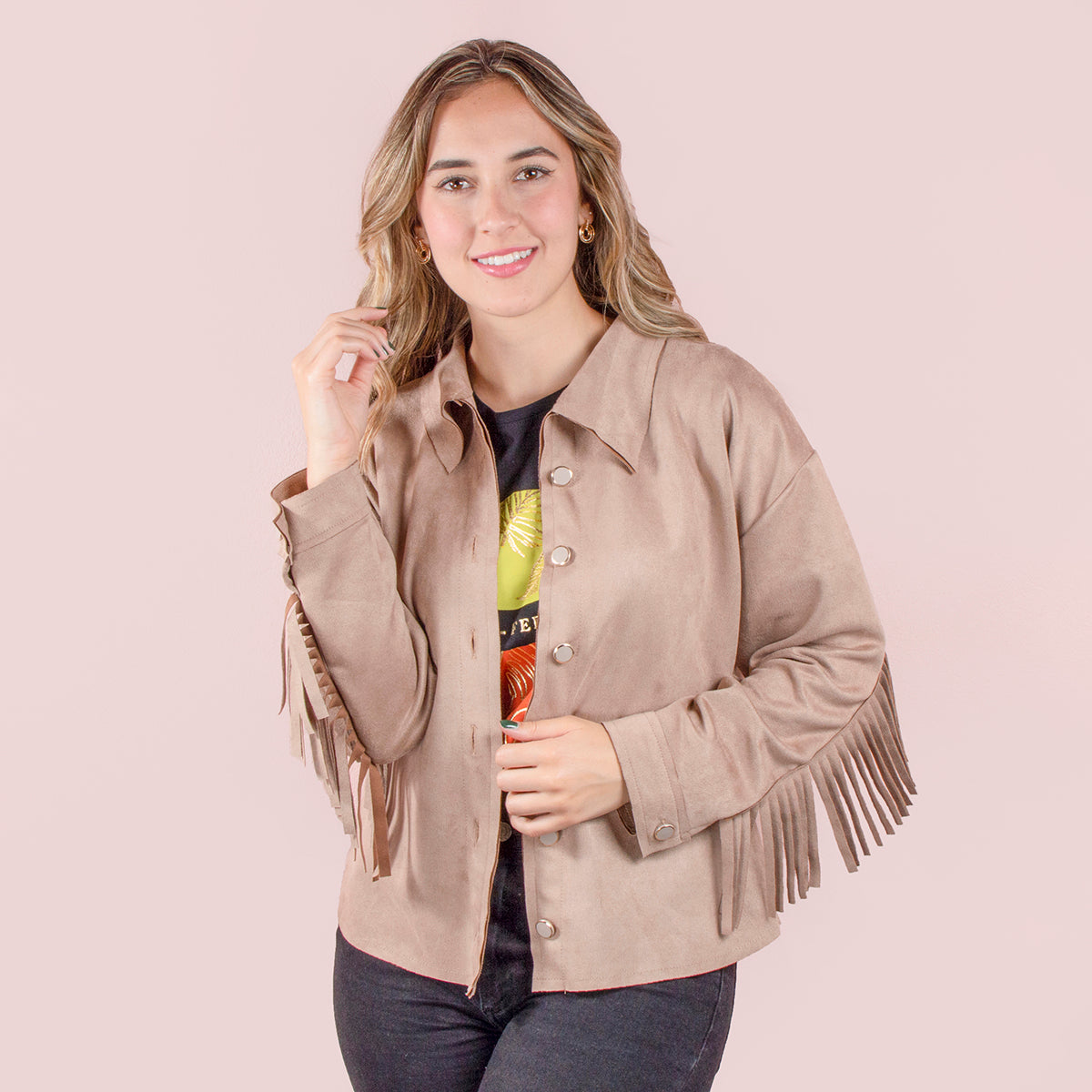 Chaqueta color camel con flecos en mangas