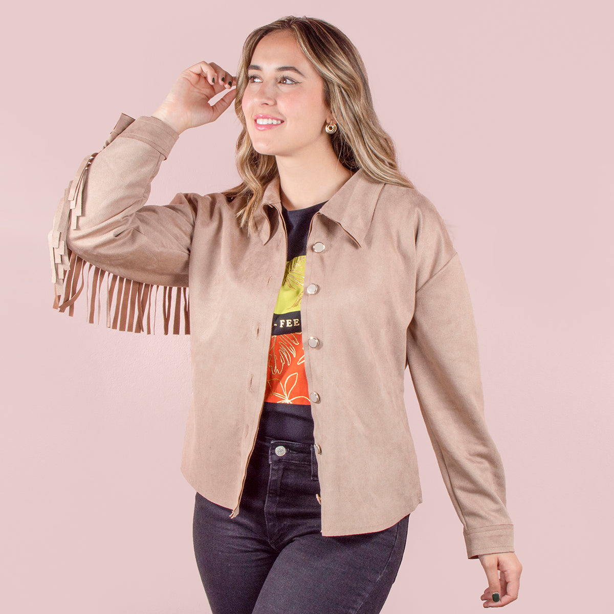 Chaqueta color camel con flecos en mangas