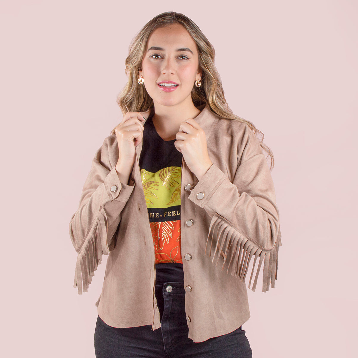 Chaqueta color camel con flecos en mangas