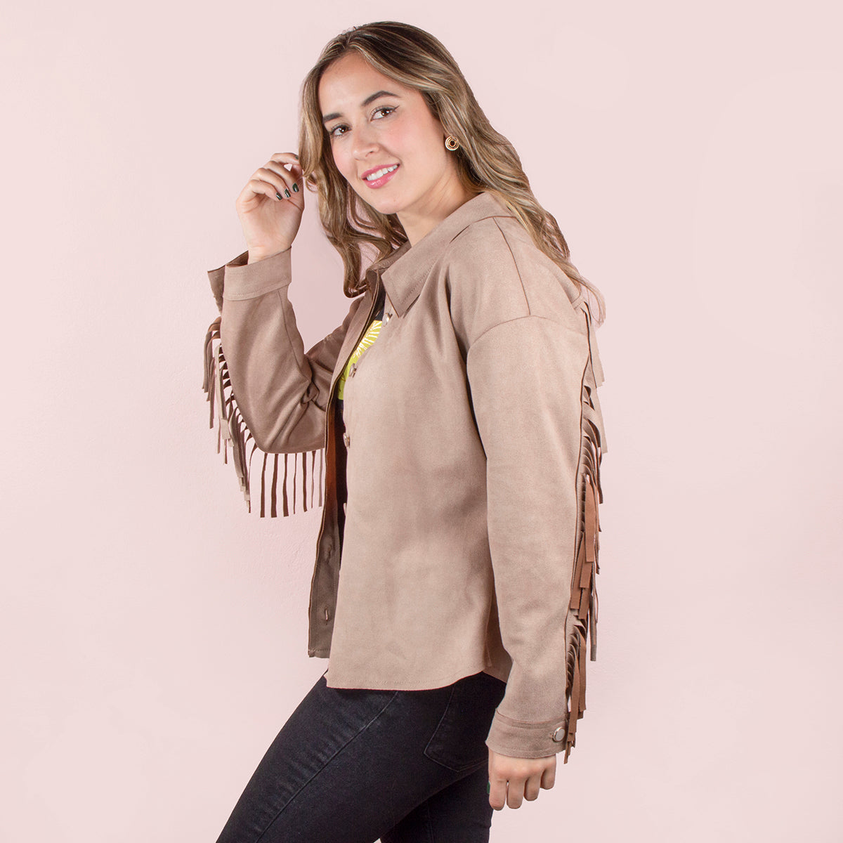 Chaqueta color camel con flecos en mangas