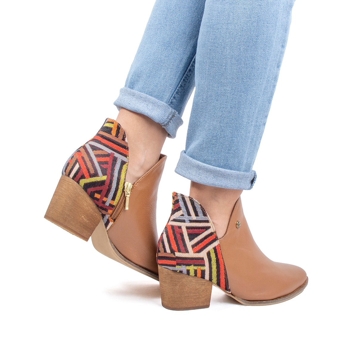 Botines texanos en cuero color miel con talón tejido
