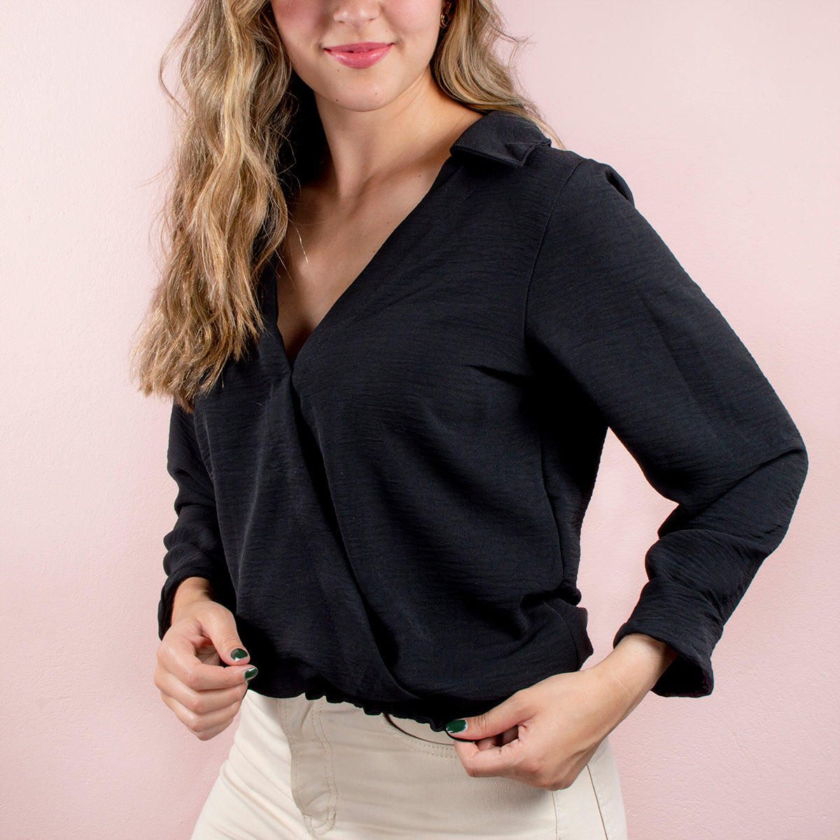 Blusa color negro escote en V
