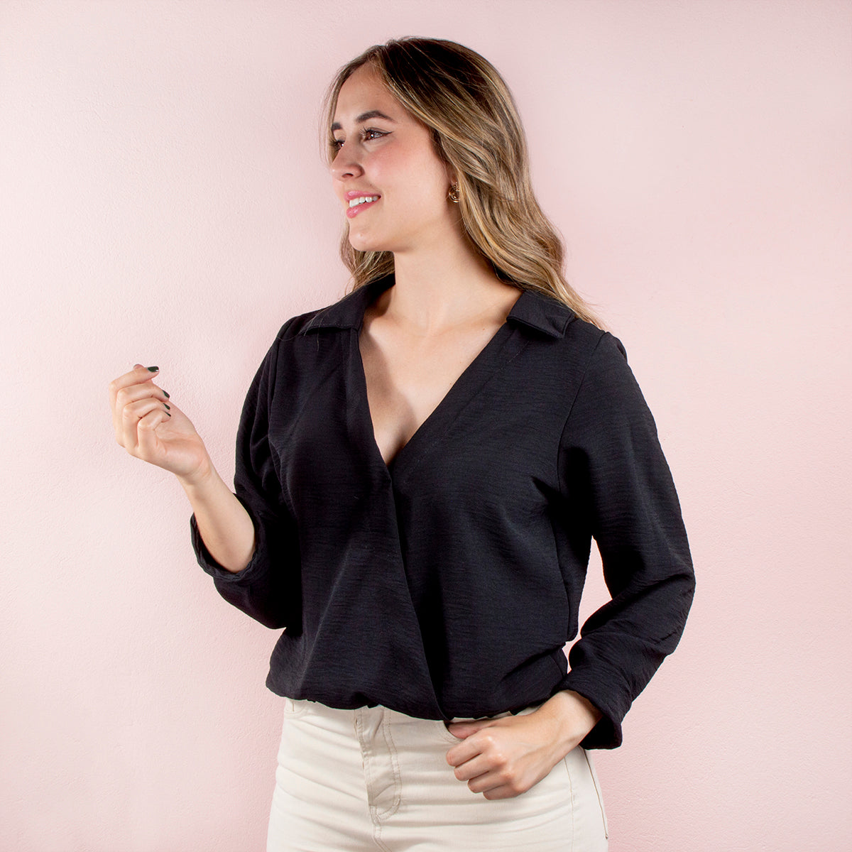 Blusa color negro escote en V
