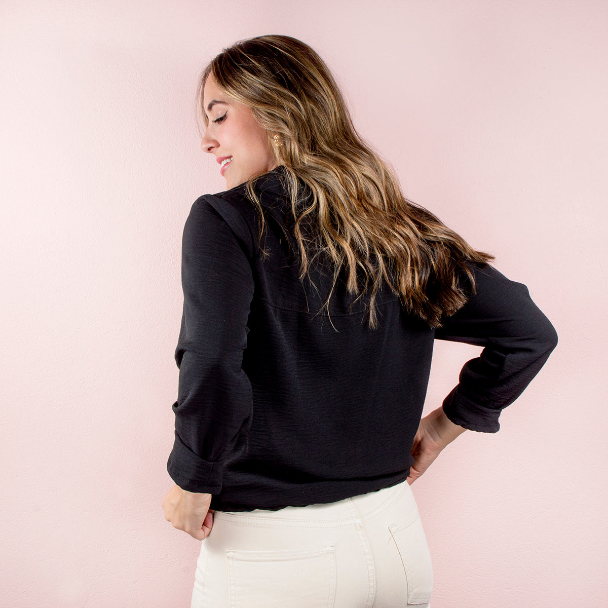 Blusa color negro escote en V