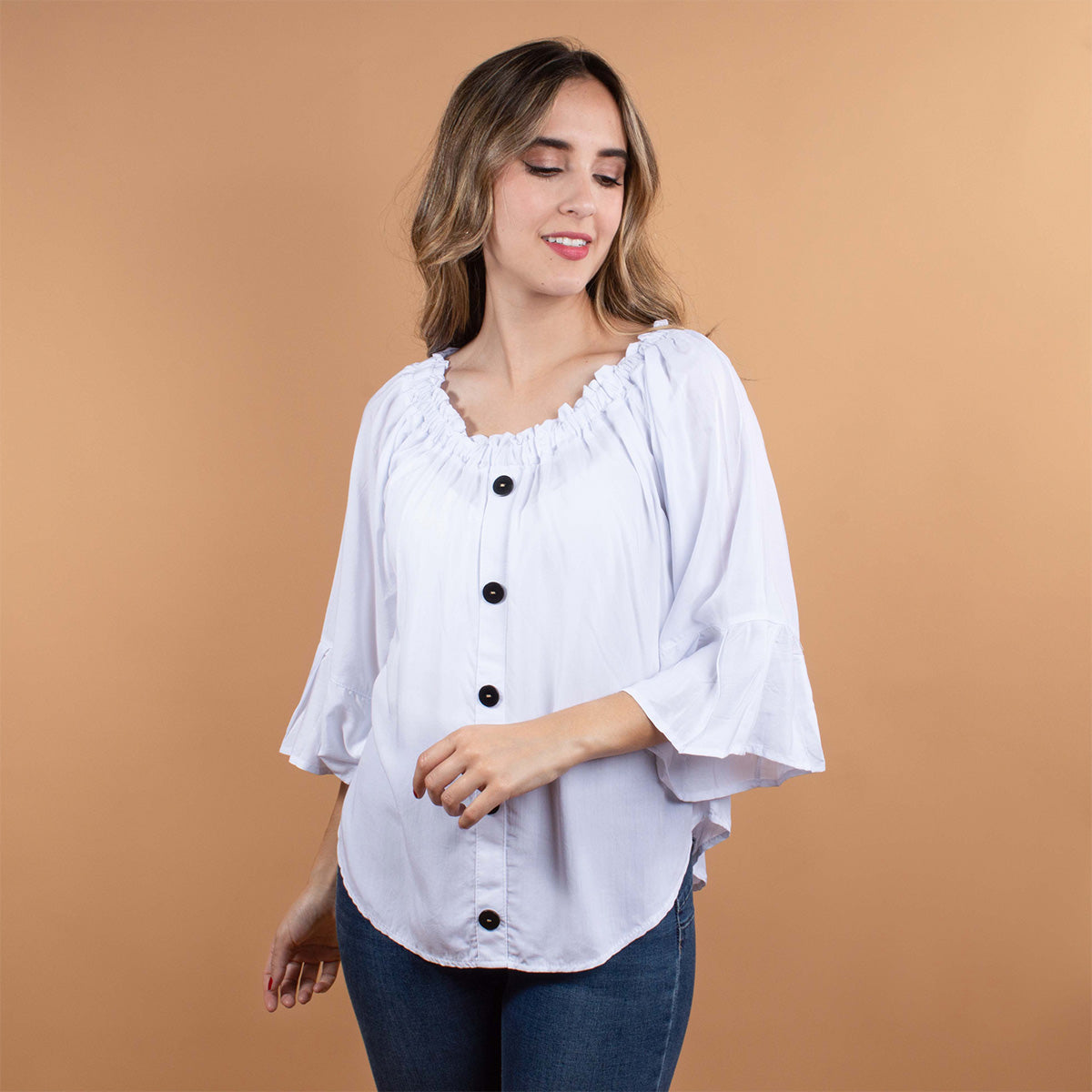 Blusa color blanco con botones y manga larga