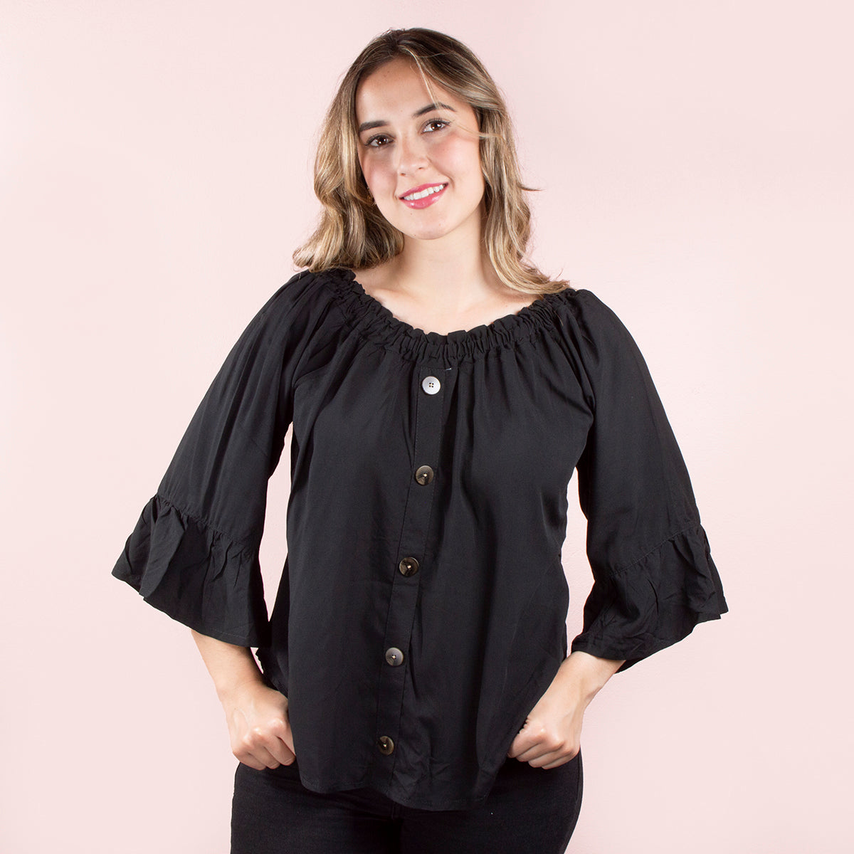 Blusa color negro con botones y manga larga