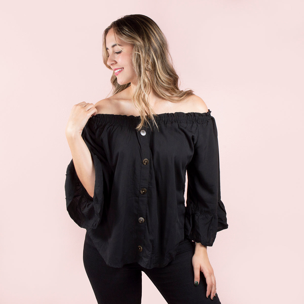 Blusa color negro con botones y manga larga