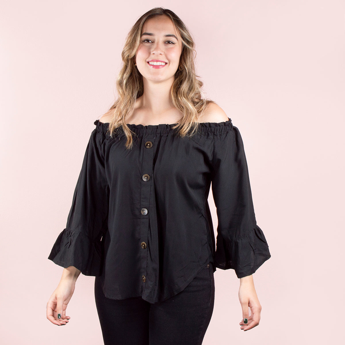 Blusa color negro con botones y manga larga