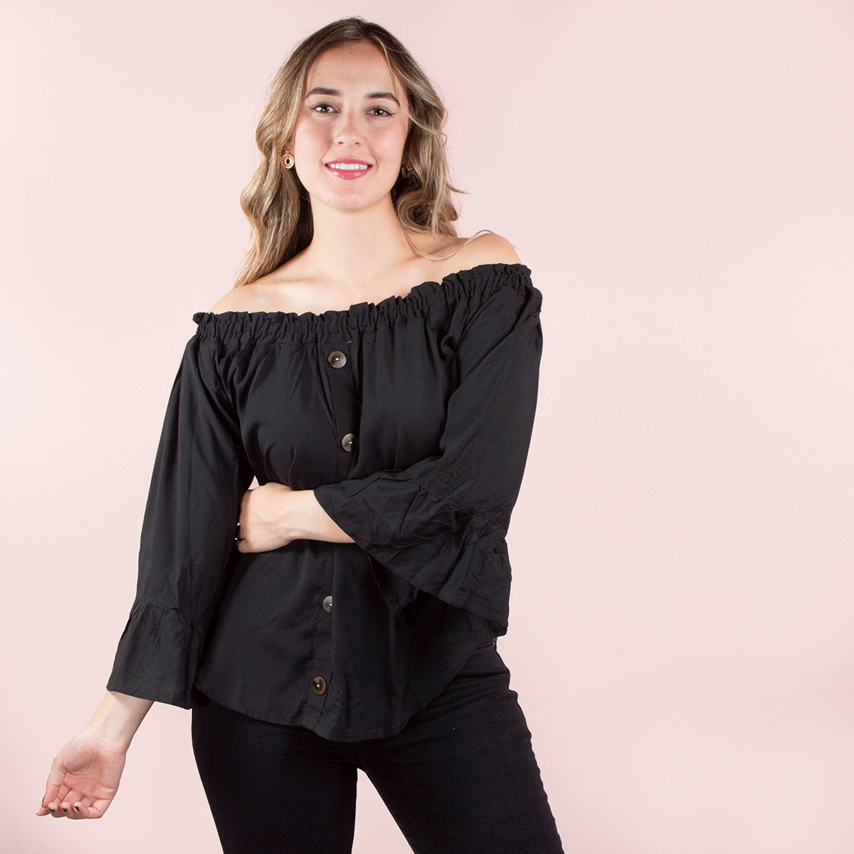 Blusa color negro con botones y manga larga