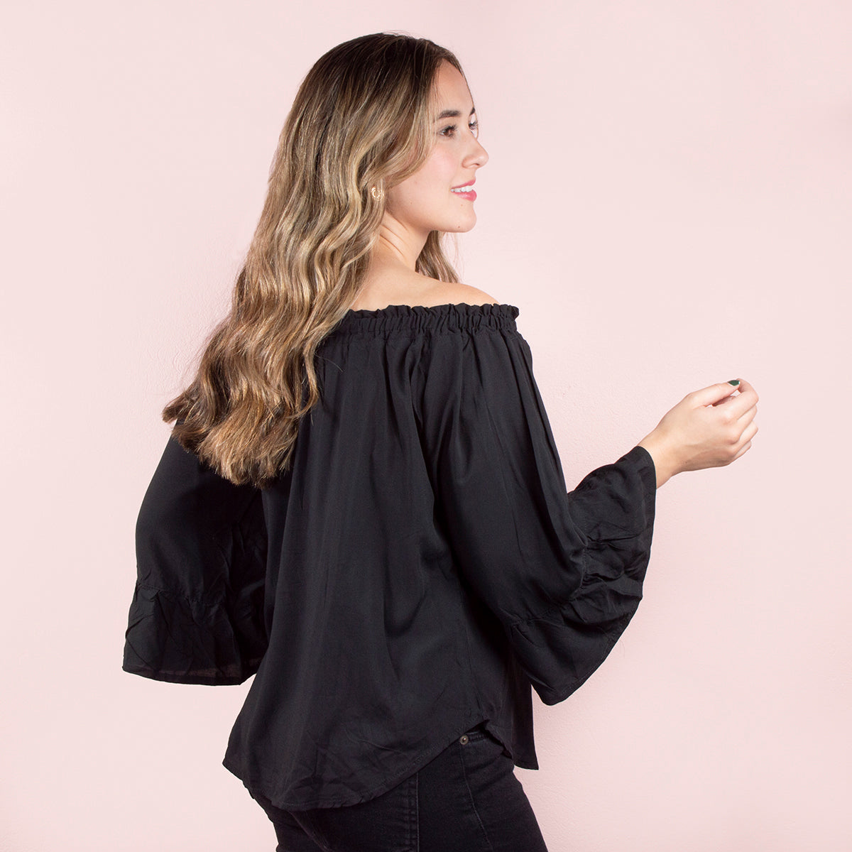 Blusa color negro con botones y manga larga