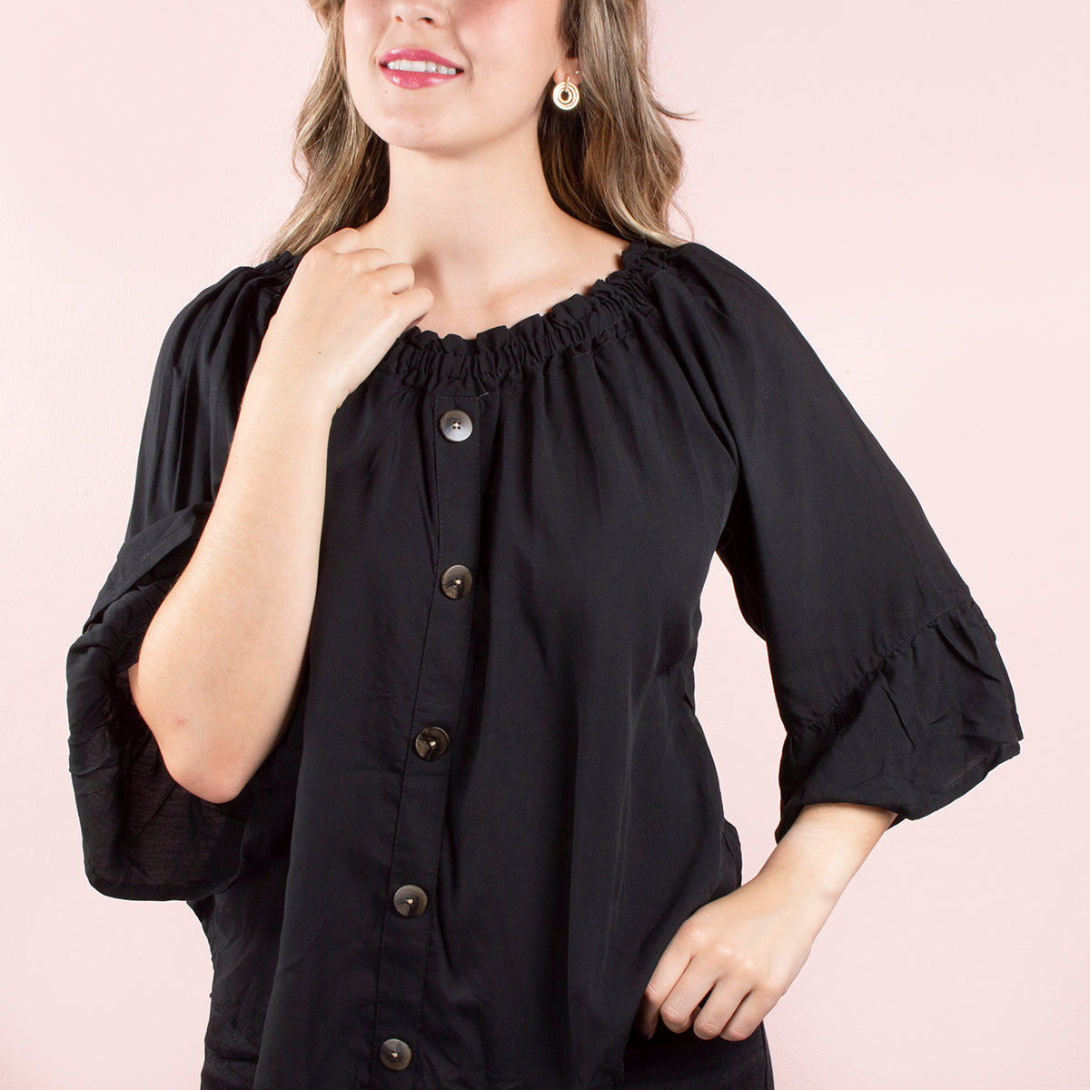 Blusa color negro con botones y manga larga