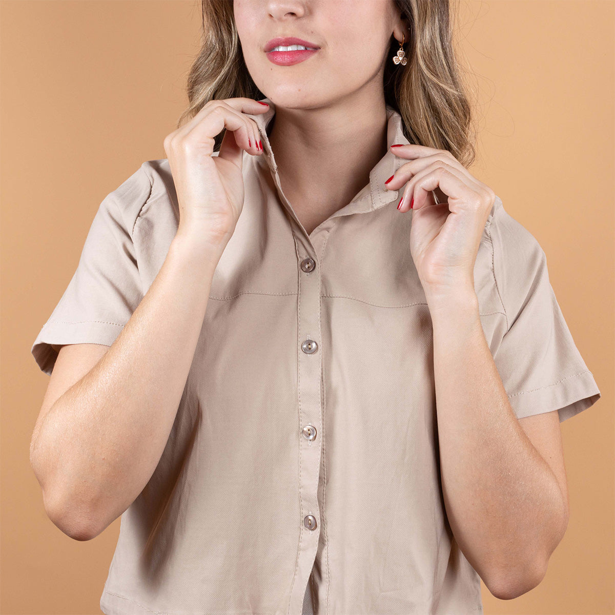 Blusa casual color crema con botones y cuello de solapa