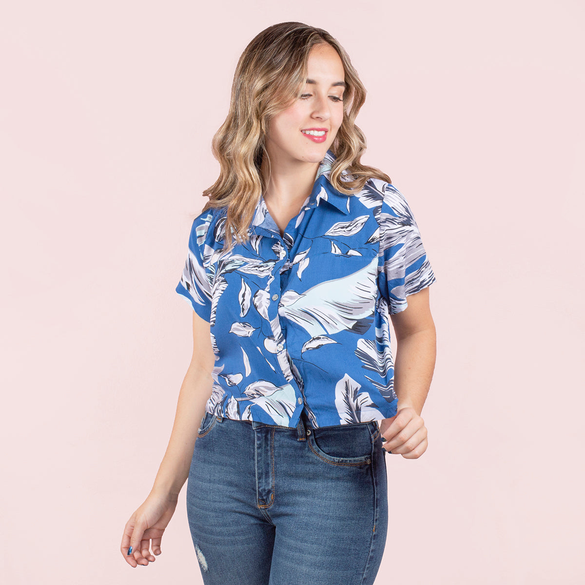 Camisa holgada color azul oscuro estampada