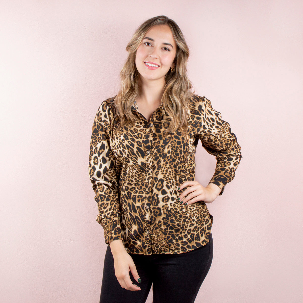 Camisa color miel con diseño animal print