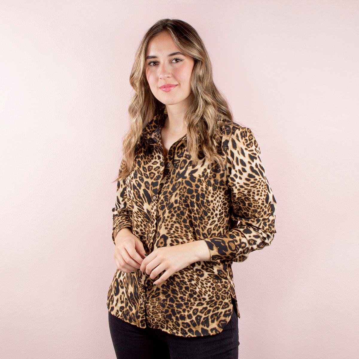 Camisa color miel con diseño animal print