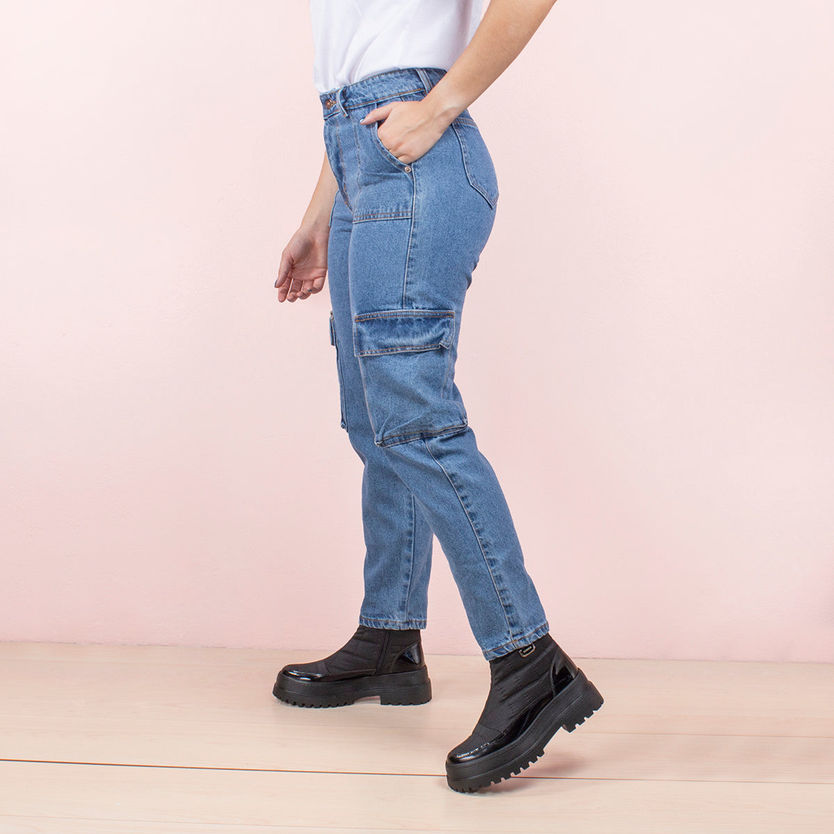 Jeans tipo cargo color azul