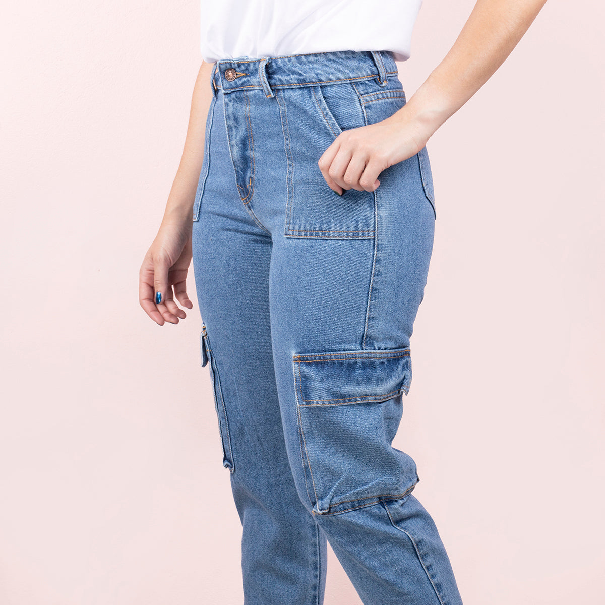Jeans tipo cargo color azul