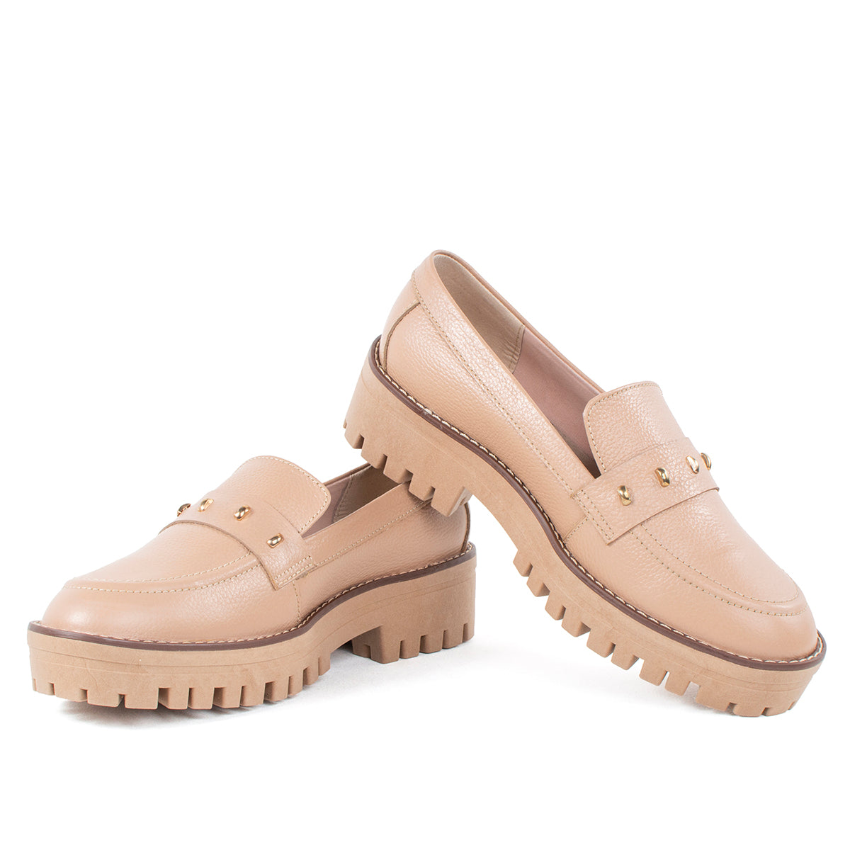 Mocasines de cuero color caramelo con taches en antifaz