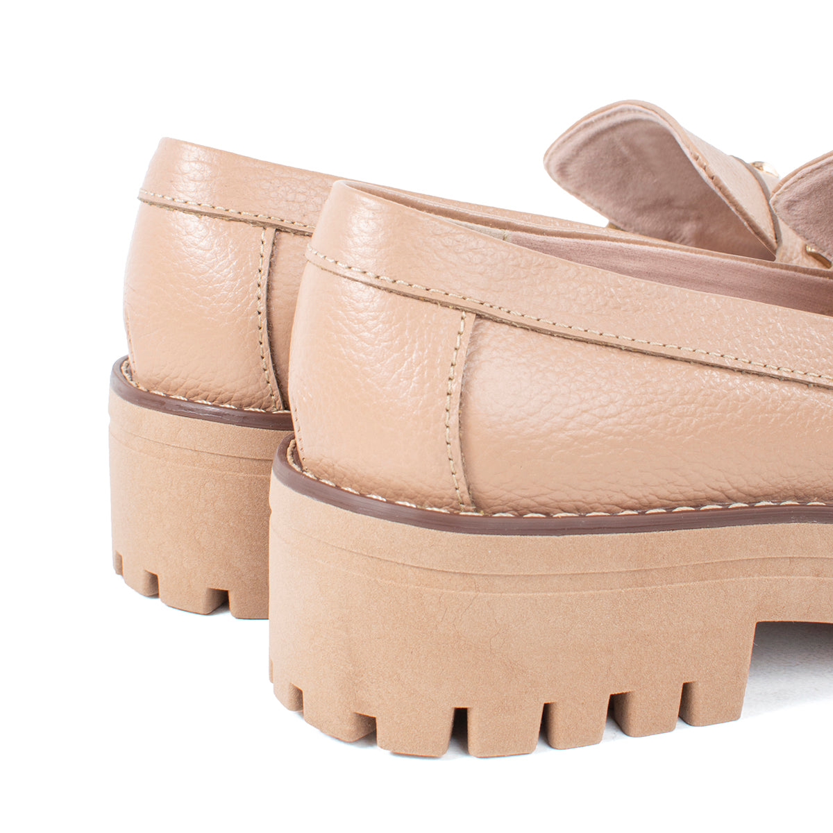 Mocasines de cuero color caramelo con taches en antifaz