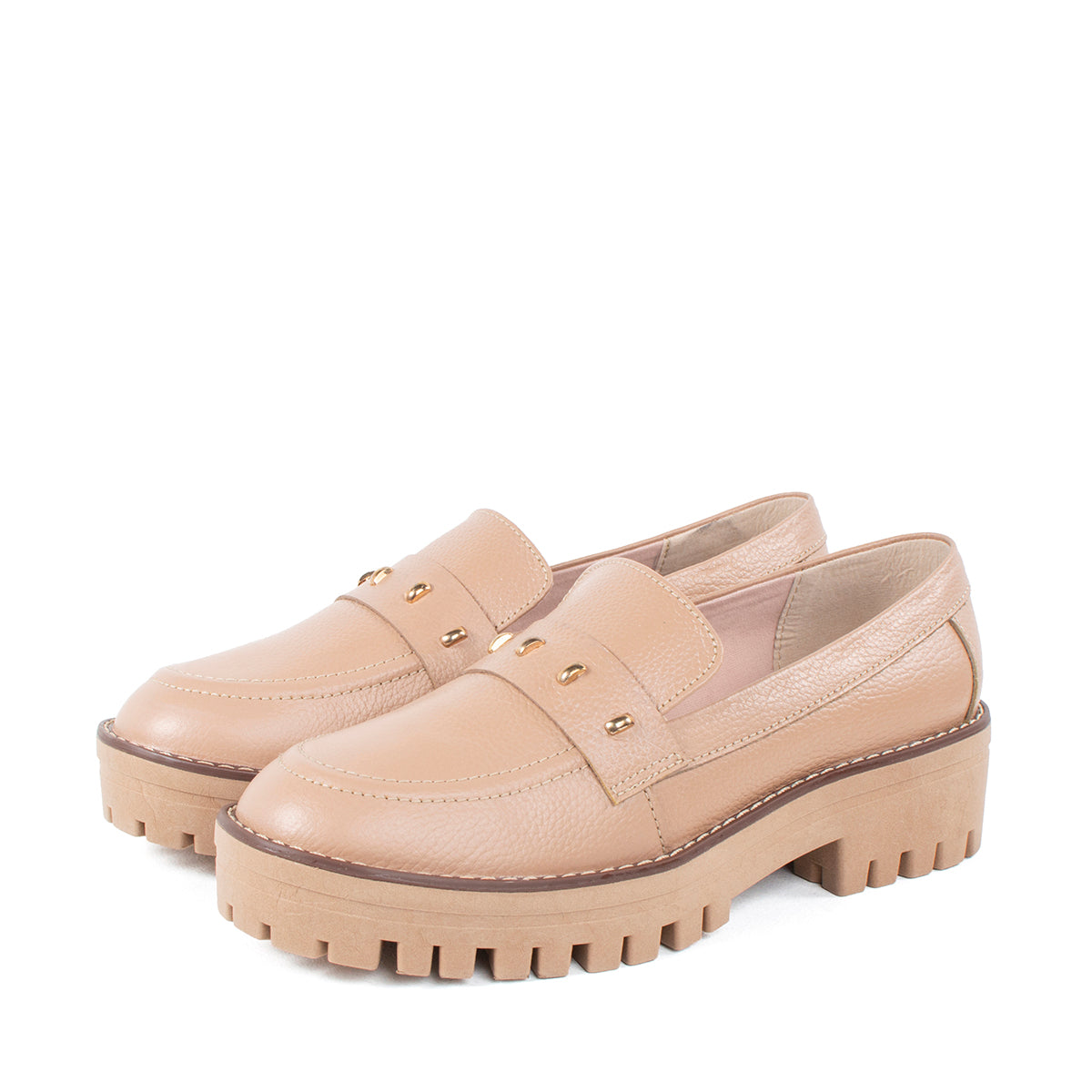 Mocasines de cuero color caramelo con taches en antifaz