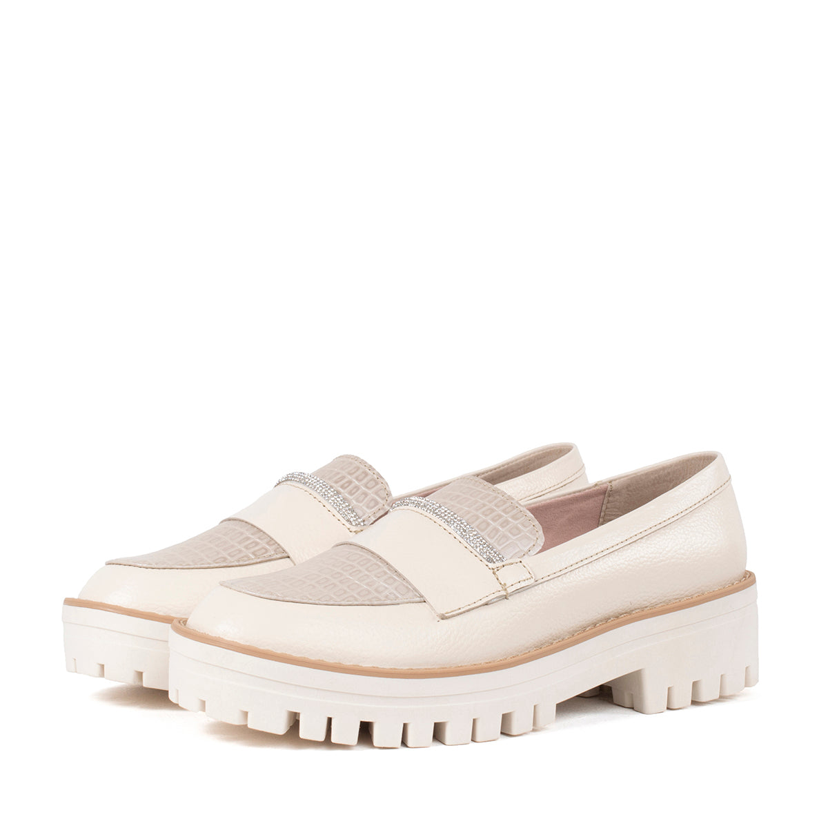 Mocasines de cuero color talco con capellada en croco