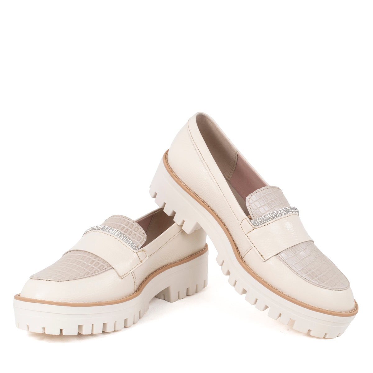 Mocasines de cuero color talco con capellada en croco