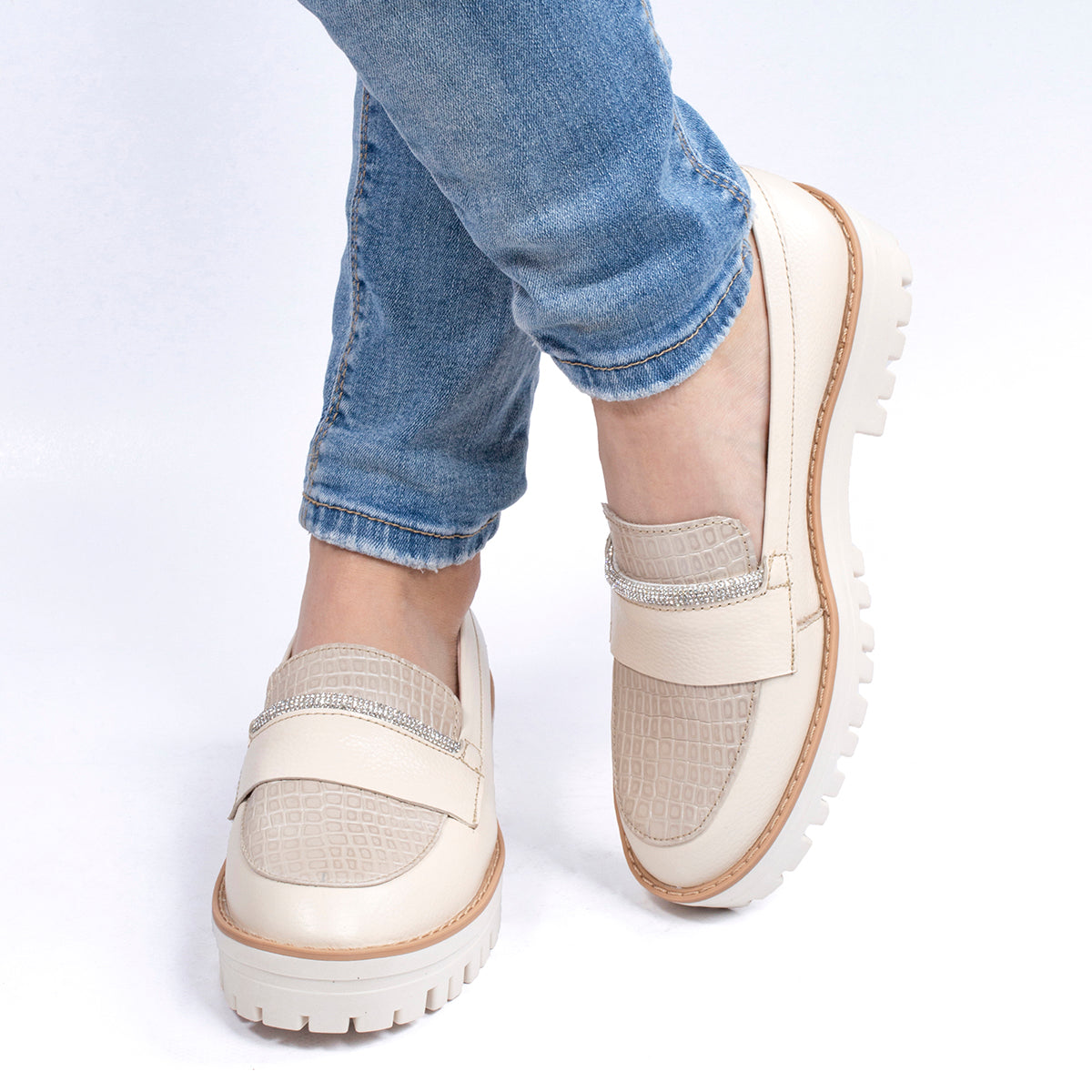 Mocasines de cuero color talco con capellada en croco