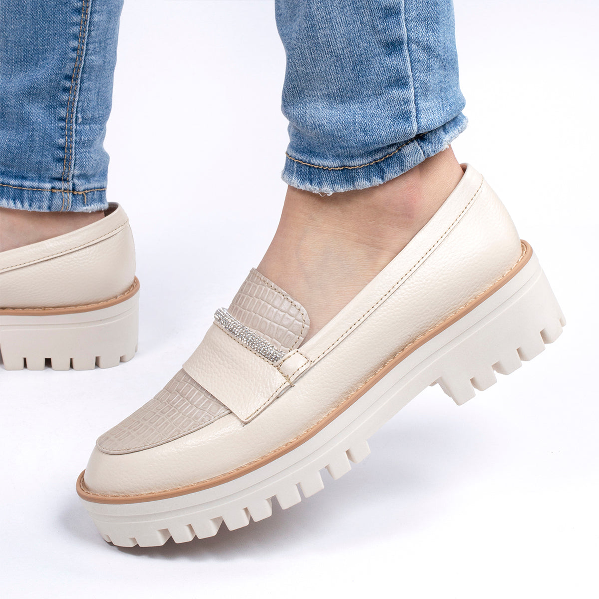 Mocasines de cuero color talco con capellada en croco