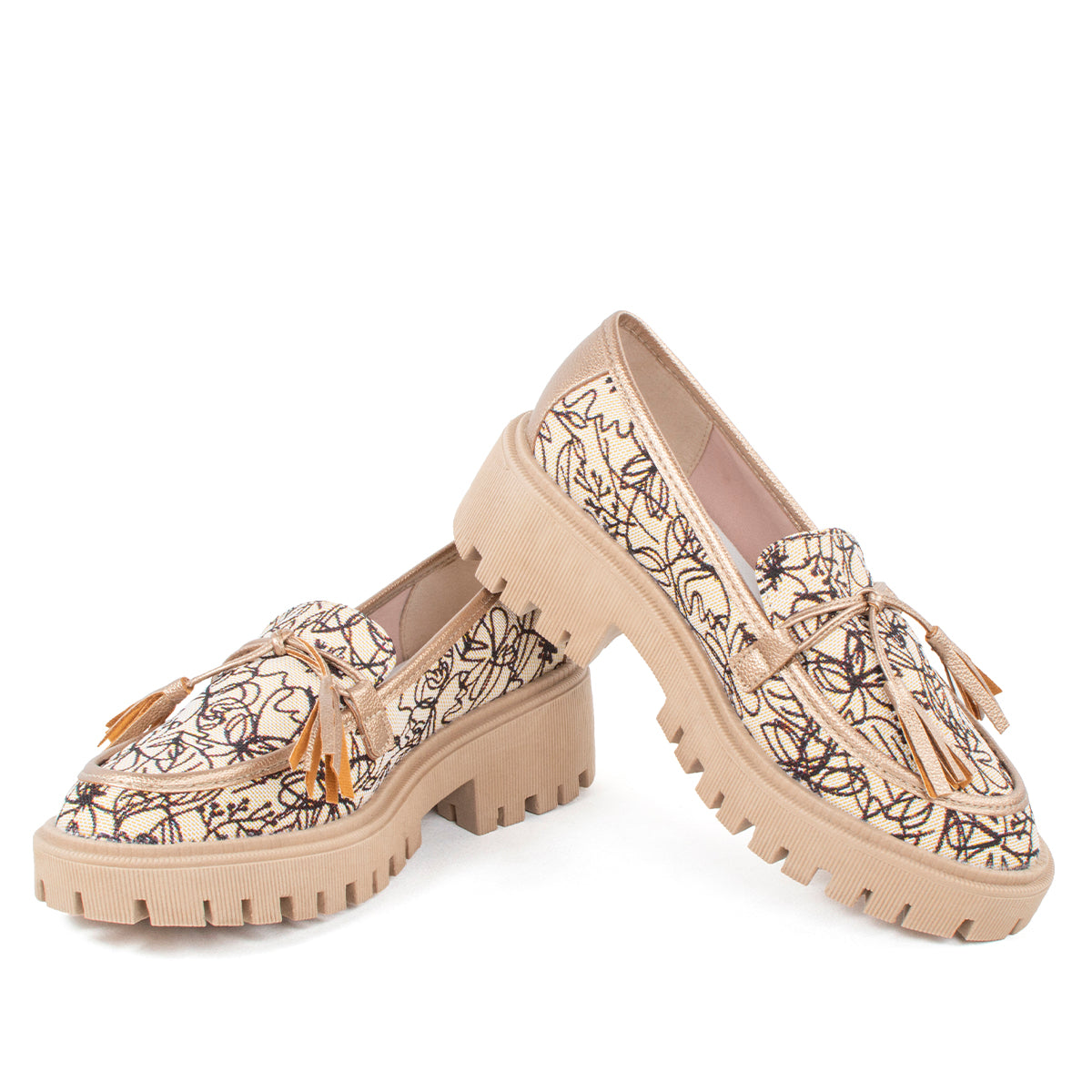 Mocasines con tejido color beige y arabescos
