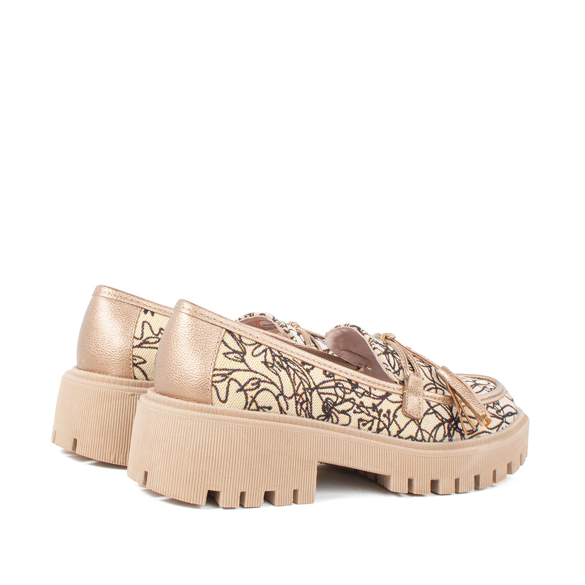 Mocasines con tejido color beige y arabescos