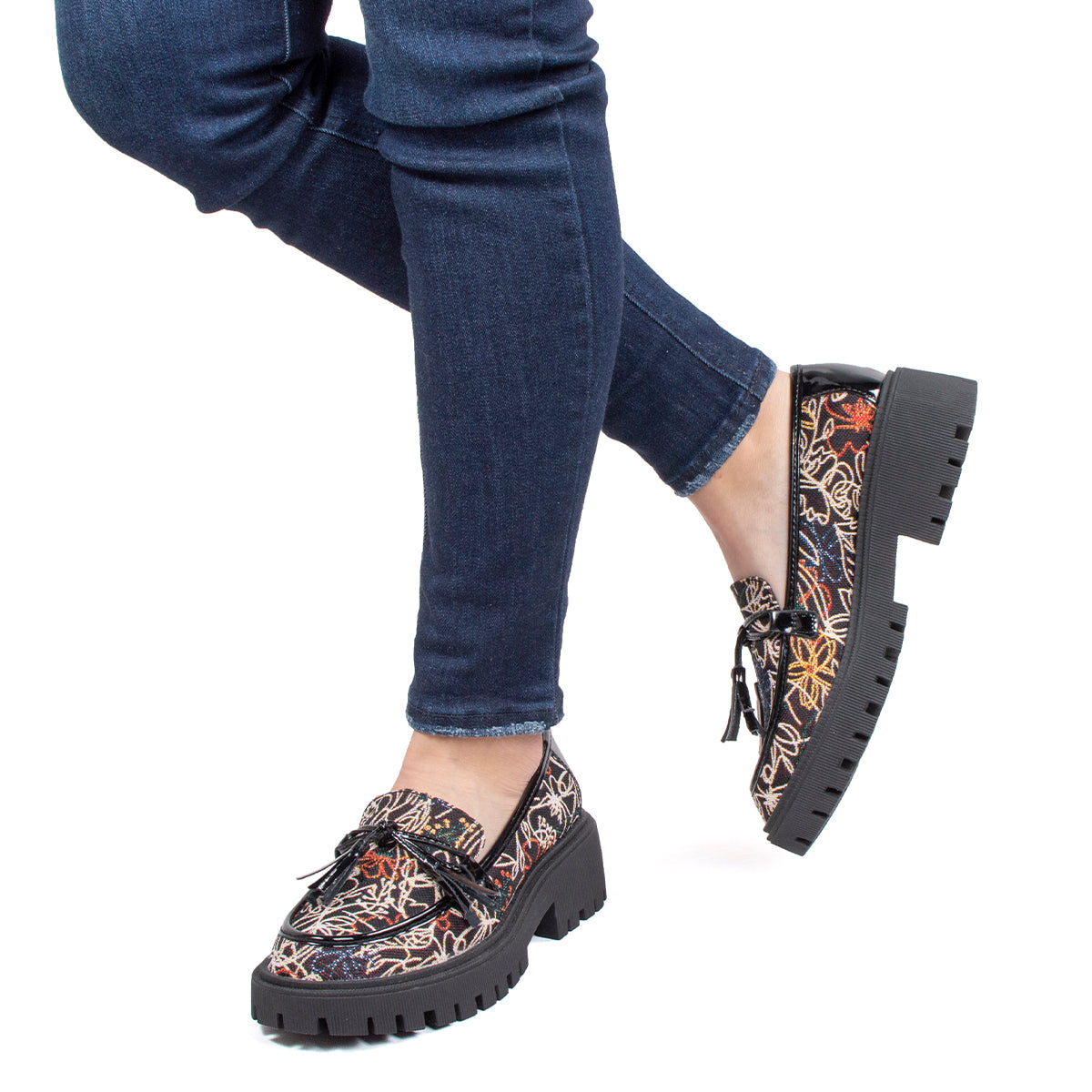 Mocasines con tejido color negro y arabescos