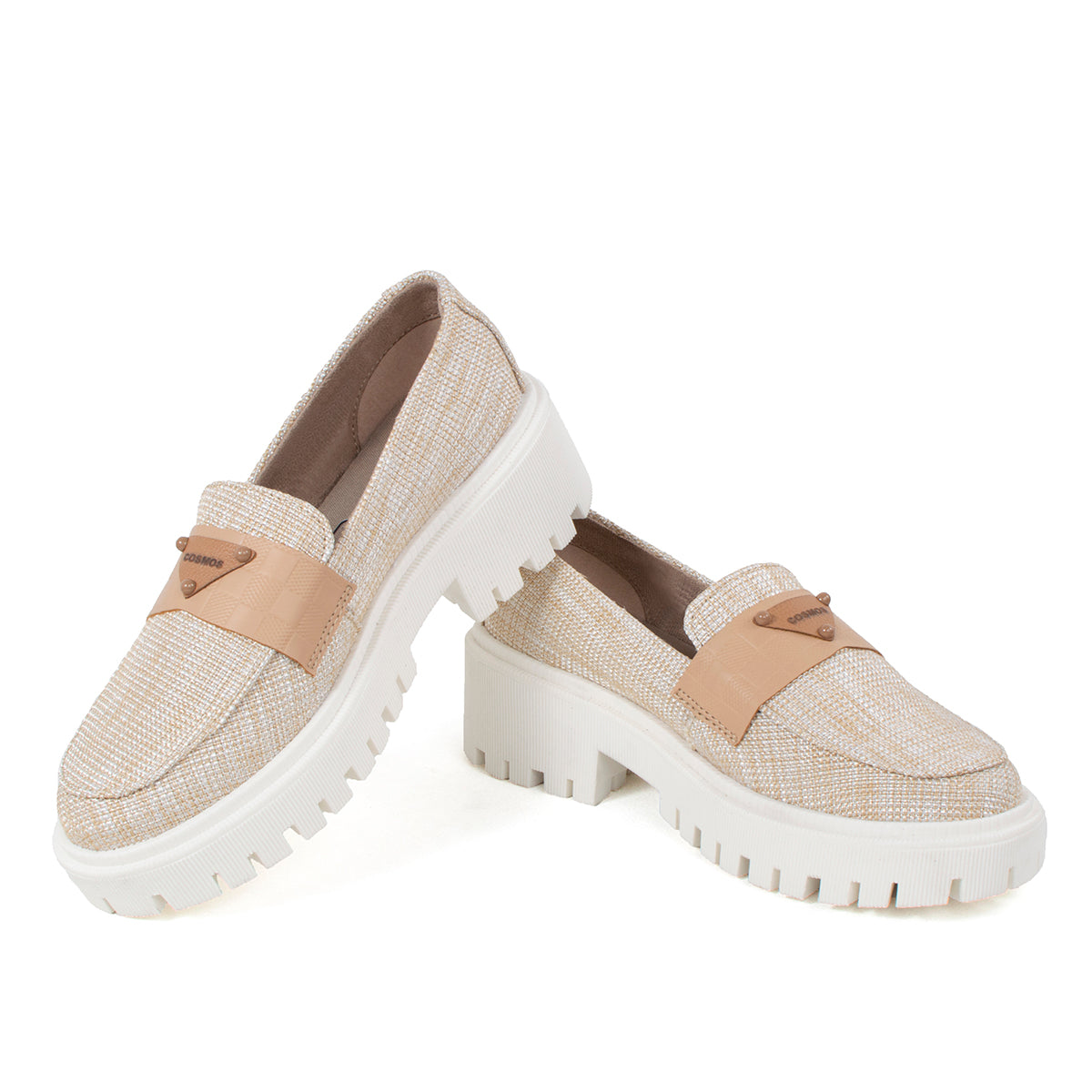 Mocasines de tejido color arena y suela blanca