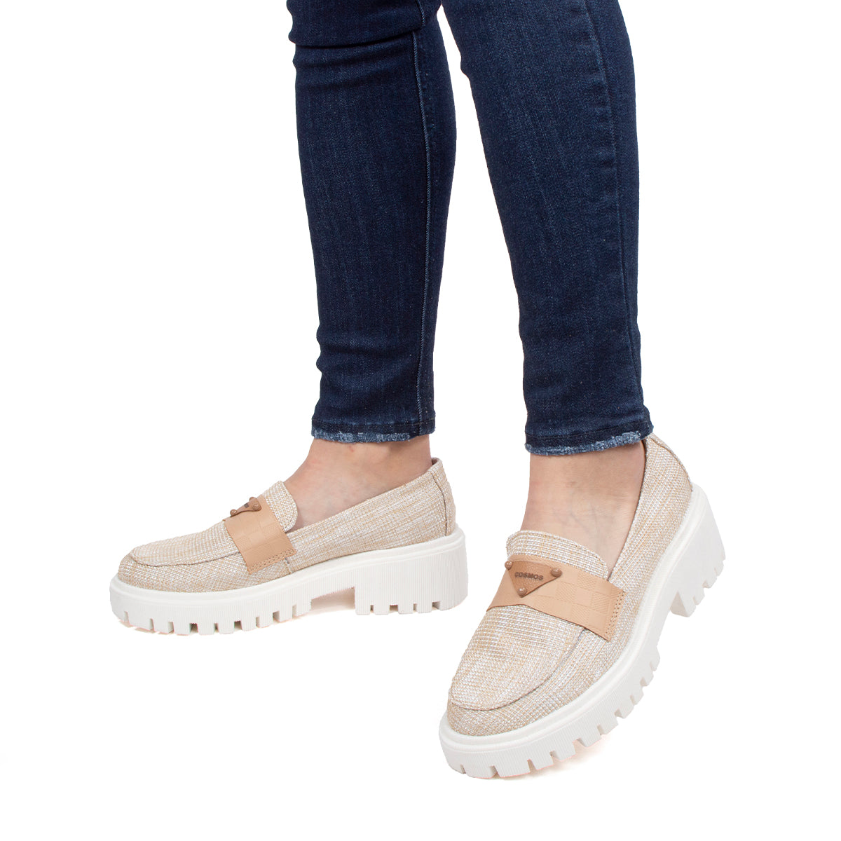 Mocasines de tejido color arena y suela blanca