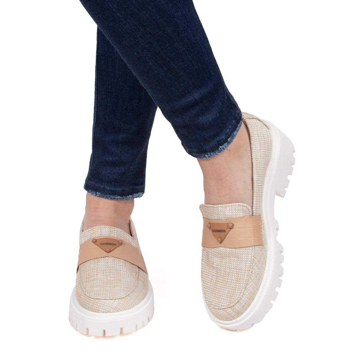Mocasines de tejido color arena y suela blanca