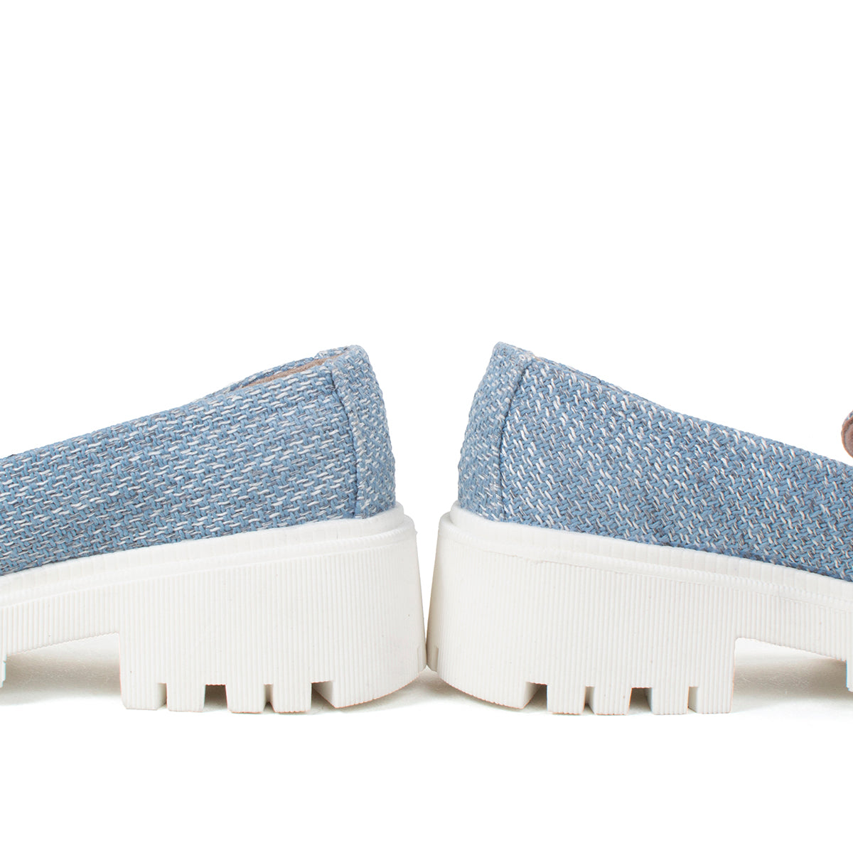 Mocasines de tejido color azul y suela blanca