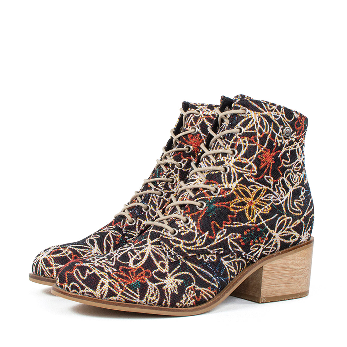 Botines color negro con cordones y textil estampado arabesco