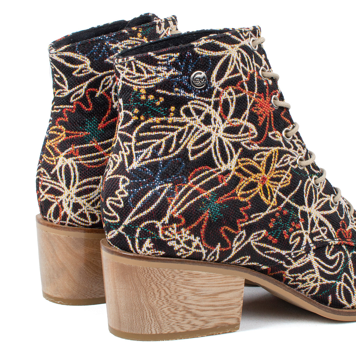 Botines color negro con cordones y textil estampado arabesco