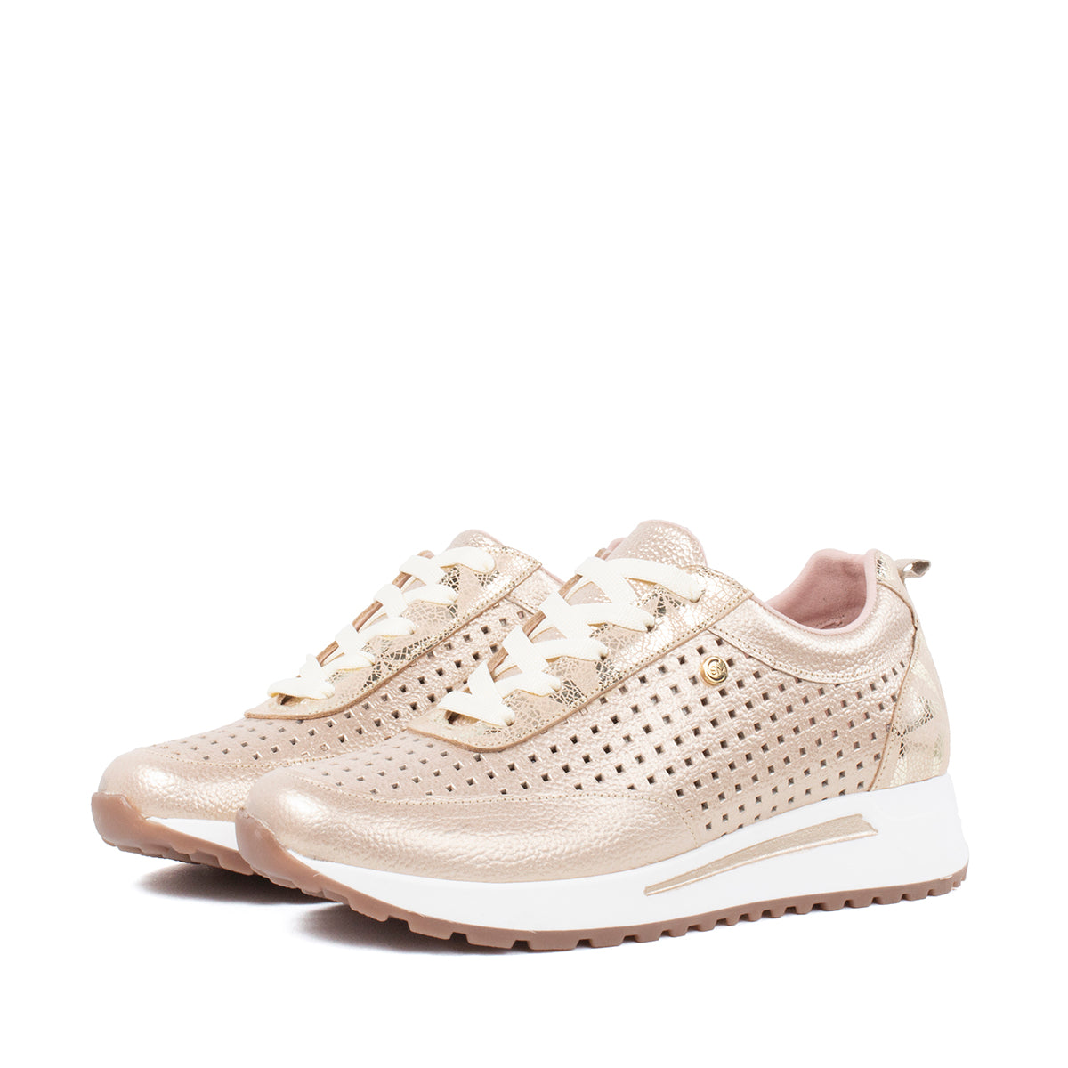 Tenis deportivos de cuero color champaña con perforaciones
