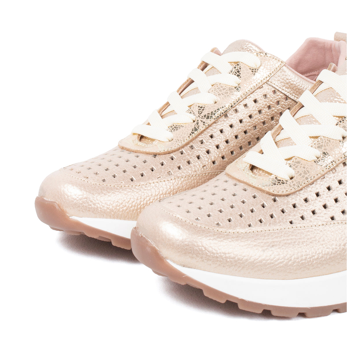 Tenis deportivos de cuero color champaña con perforaciones