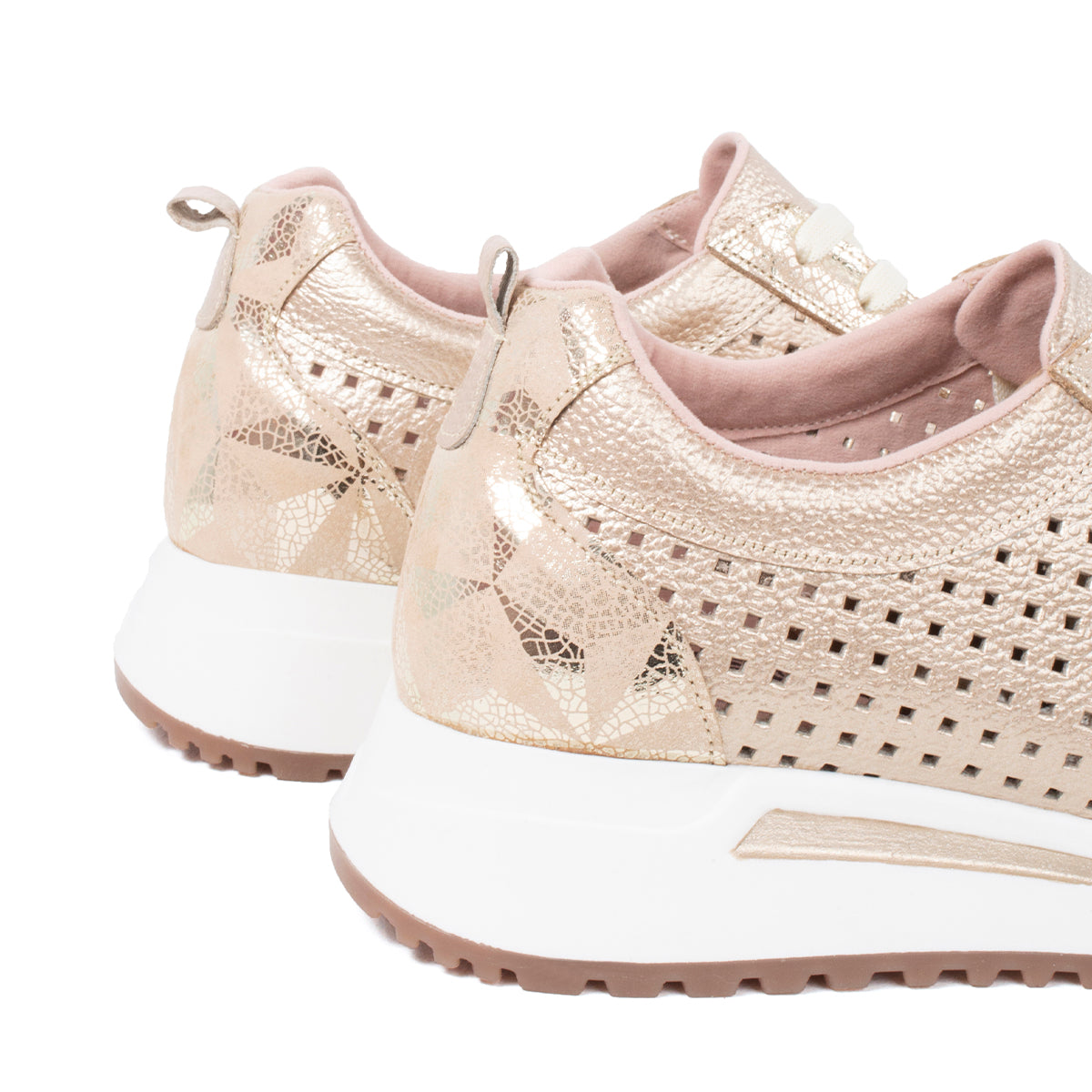 Tenis deportivos de cuero color champaña con perforaciones