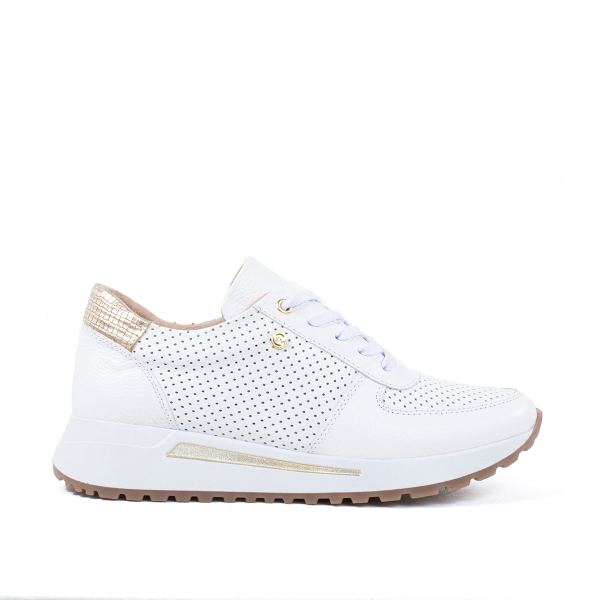 Tenis deportivos de cuero color blanco con perforaciones