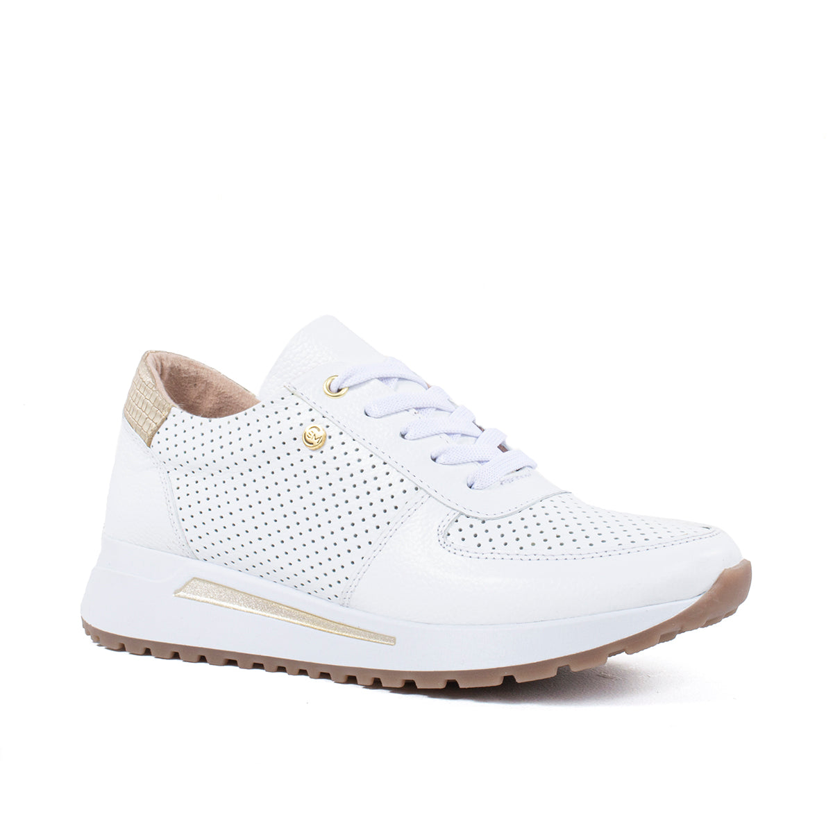 Tenis deportivos de cuero color blanco con perforaciones