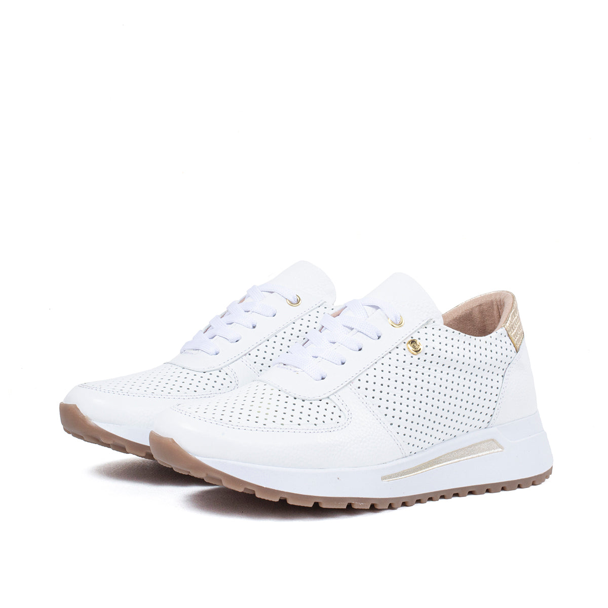Tenis deportivos de cuero color blanco con perforaciones