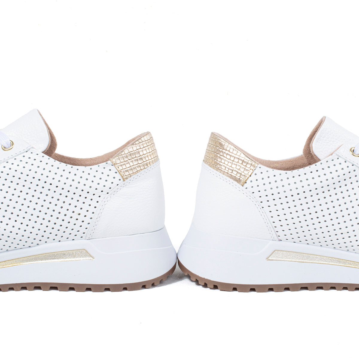 Tenis deportivos de cuero color blanco con perforaciones