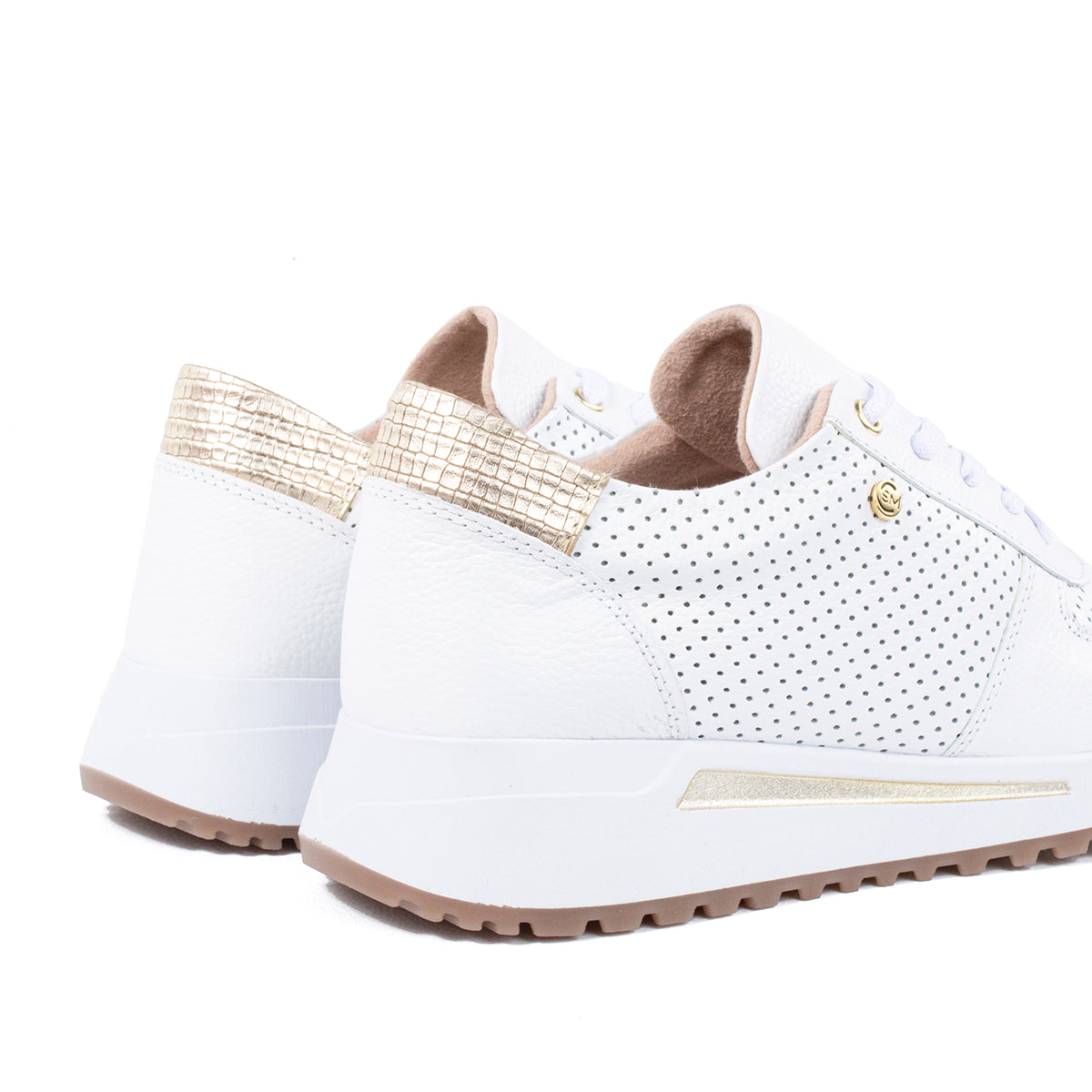 Tenis deportivos de cuero color blanco con perforaciones