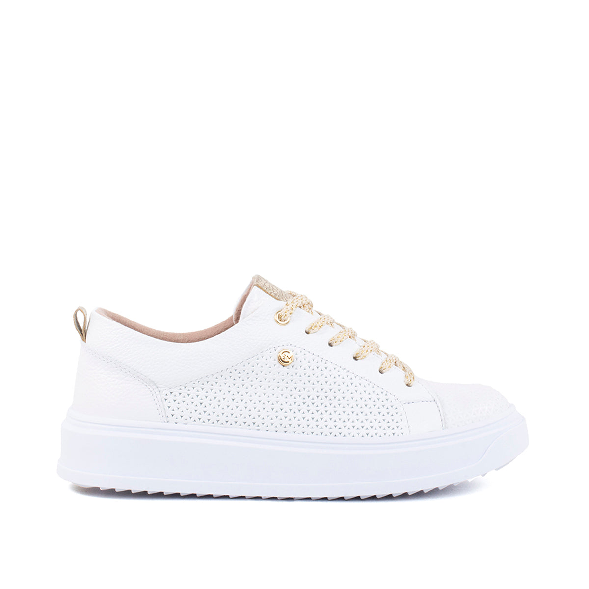 Tenis deportivos de cuero color blanco con texturizado