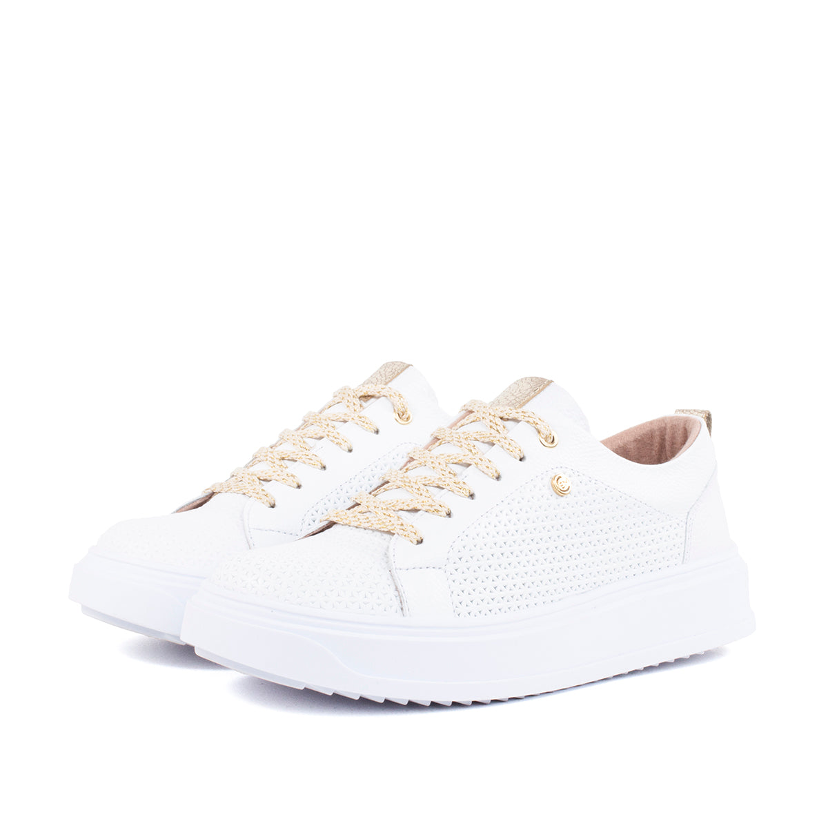 Tenis deportivos de cuero color blanco con texturizado