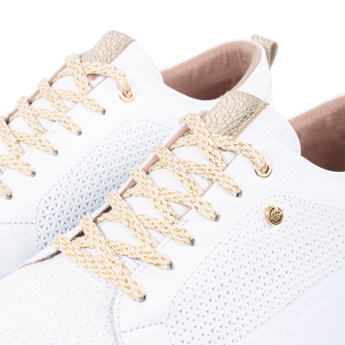 Tenis deportivos de cuero color blanco con texturizado