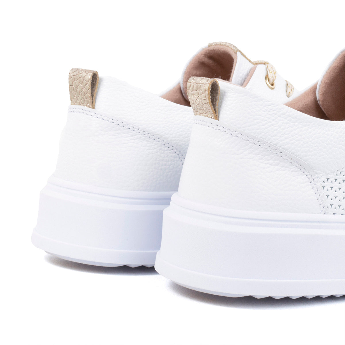 Tenis deportivos de cuero color blanco con texturizado