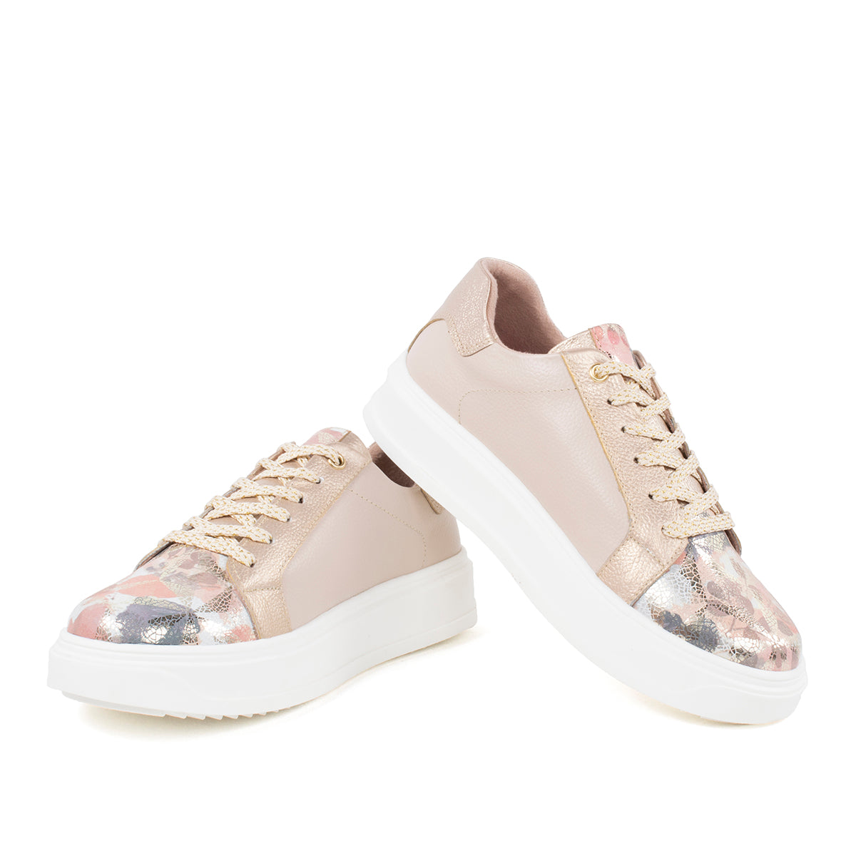 Tenis deportivos de cuero color almendra con estampado
